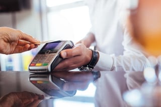 Die bargeldlose Bezahlung mit der Kreditkarte über NFC etabliert sich im Bereich des kontaktlosen Bezahlens