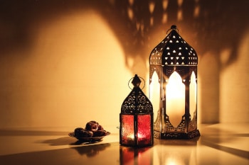 Während des Fastenmonats Ramadan gelten in islamischen Ländern besondere Regeln. So darf beispielsweise erst nach Sonnenuntergang gegessen und getrunken werden